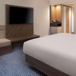 Zimmer mit Kingsize-Bett